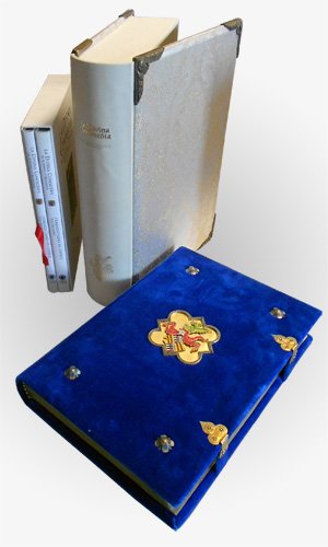 La Divina Commedia di Alfonso d'Aragona Re di Napoli. L’opera è accompagnata da due volumi di commentario a cura di Milvia Bollati, con contributi di Luca Azzetta,Milvia Bollati,Peter Kidd,Marco Petoletti e GennaroToscano. Un volume di saggi, pp.204 pagine con 95 illustrazioni a colori. Un volume di schede con 140 pagine con 112 illustrazioni a colori.