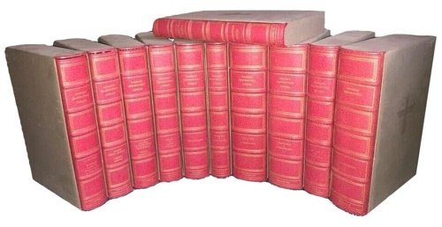 Opera Omnia. Edizione allestita per il Cinquecentenario anniversario della nascita dell'Autore (1469-1969). Il testo è stato composto in carattere Dante di Giovanni Mardesteig e impresso a Verona dalla Stamperia Valdonega su carta amano filigranata dei Fratelli Magnani di Pescia in 526 esemplari, La legatura dell'opera, in tutta pelle è stata Eseguita da Giovanni de Stefanis. PIANO DELL'OPERA: Vol. I: Il Principe Discorsi sopra prima deca di Tito Livio - Vol. II: L'arte della guerra Scritti minori - Vol.
