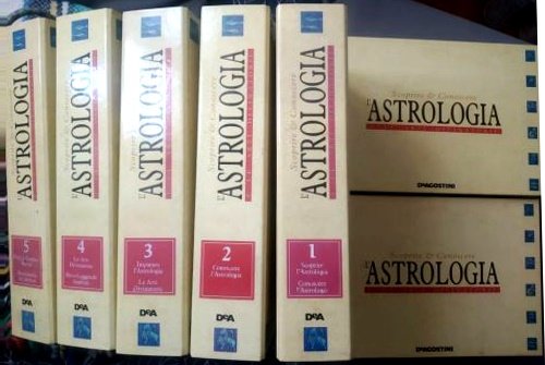 Scoprire & conoscere l'astrologia e le arti divinatorie. Lotto costituitop dal costituita da 100 fascicoli, suddivisi in 7 rubriche, organizzate in 4 raccoglitori: 1) Scoprire l'Astrologia + Conoscere l'Astrologia - Ia parte 2) Conoscere l'Astrologia - 2a parte + Imparare l'Astologia + Le Arti Divinatorie - Ia parte 3) Le Arti Divinatorie - 2a parte + Miti, Leggende, Simboli 4) Presagi, credenze, misteri + Enciclopedia dei simboli 2 scatole contenenti: --La tavola dello zodiaco occidentale. --I tarocchi. --Lo zodiaco cinese. --Lo zodiaco