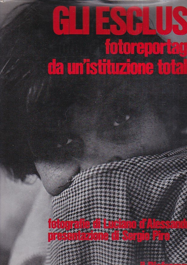 Gli esclusi. Fotoreportage da un'istituzione totale. Fotografie di Luciano D'Alessandro. …