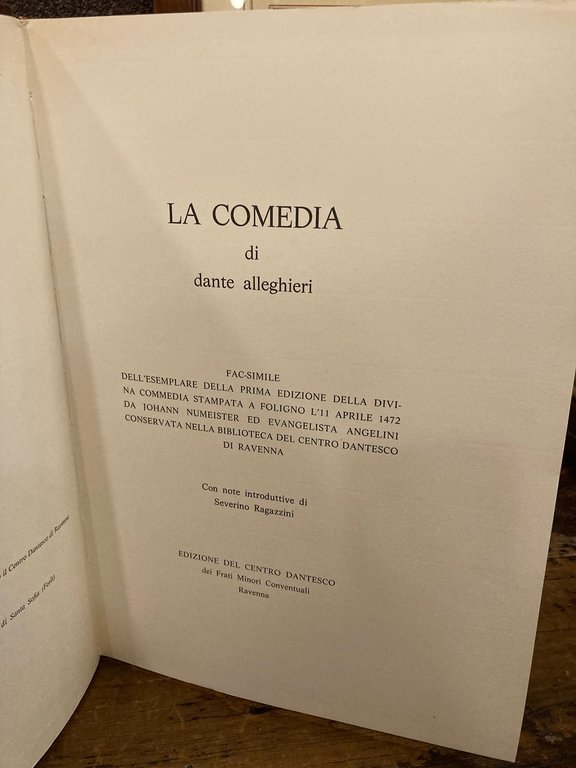 La comedia di Dante Alleghieri. Fac-simile dell' esemplare della prima edizione della Divina Commedia stampata a Foligno l' 11 aprile 1472 da Johann Numeister ed Evangelista Angelini conservata nella biblioteca del Centro Dantesco di Ravenna, Con note introduttive di Severino Ragazzini
