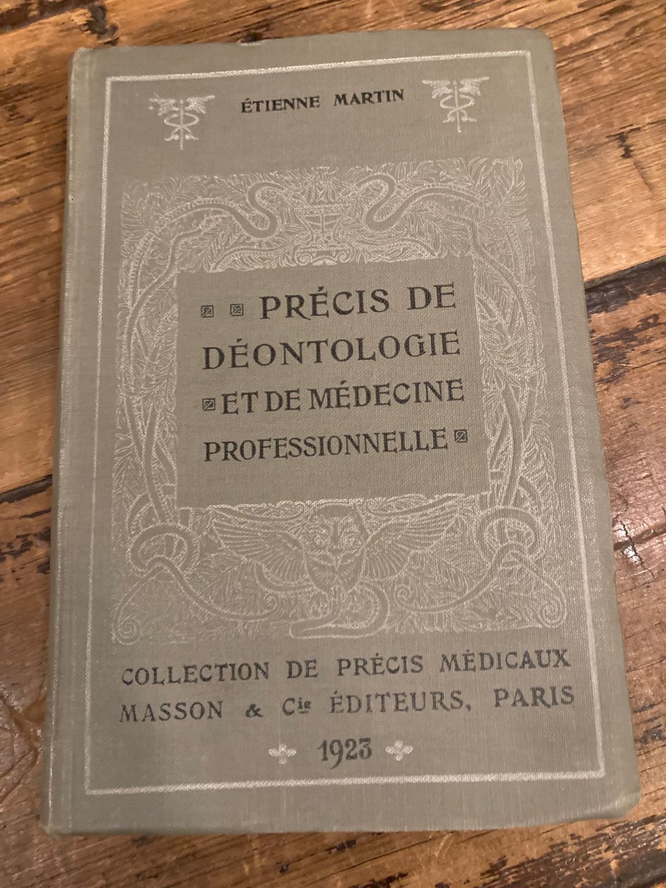 Précis de déontologie et de médecine professionnelle