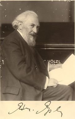 Eigenh. Portraitpostkarte mit Notenzeile, Widmung und Paraphe.