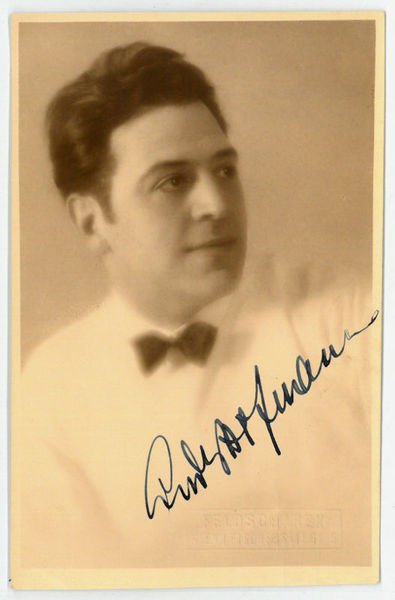 Portraitpostkarte mit eigenh. Widmung und Namenszug auf der Bildseite.