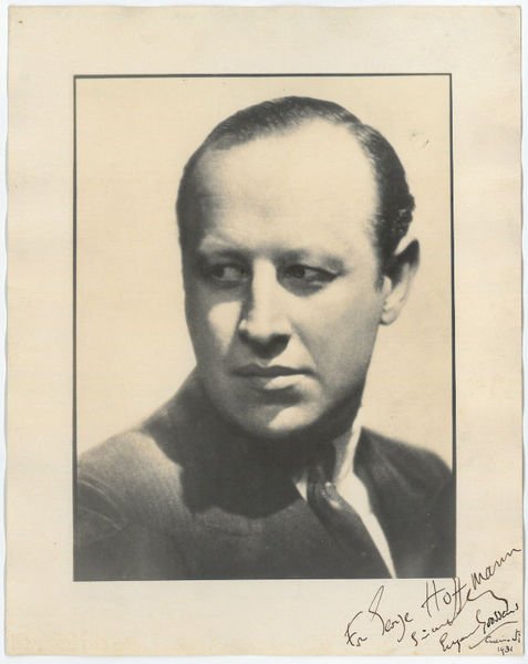 Portraitphotographie mit eigenh. Widmung und U.