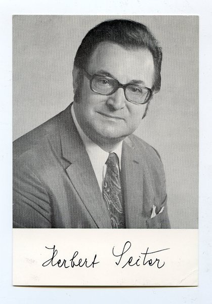 Portraitpostkarte mit eigenh. U.