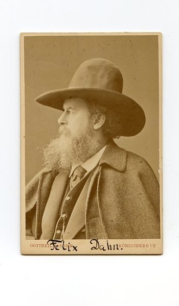 Portraitphotographie mit eigenh. Sinnspruch (verso) und wiederholter U. (r/v).