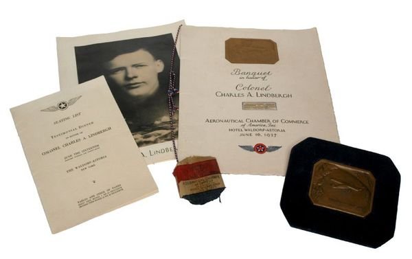 Sammlung von Memorabilia zu Lindberghs Transatlantikflug, darunter ein originaler Tischkeks …