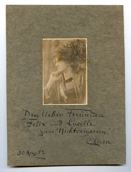 Portraitphotographie mit eigenh. Widmung und U.