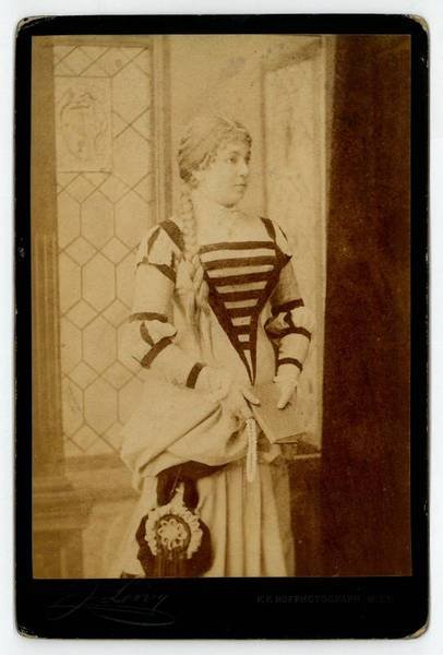 Portraitphotographie mit eigenh. Widmung und U.