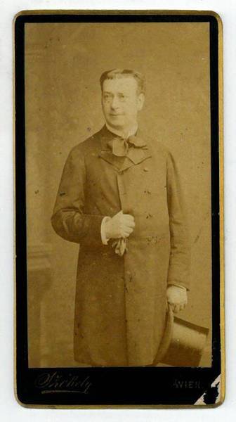 Portraitphotographie mit eigenh. Widmung und U.