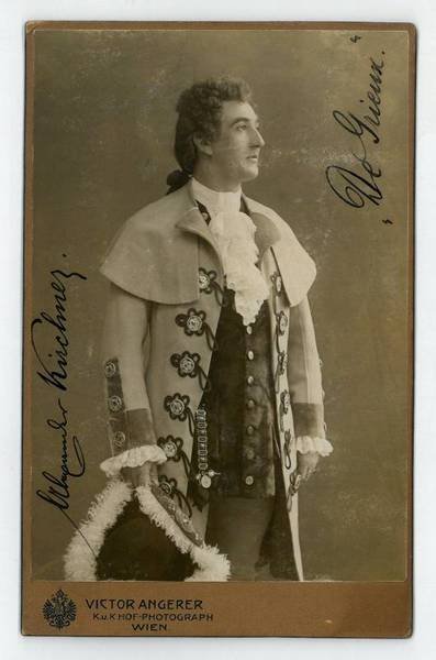 Kabinettphotographie mit eigenh. Widmung und U. verso.