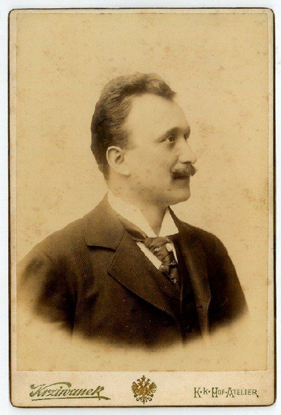 Kabinettphotographie mit eigenh. U. verso.