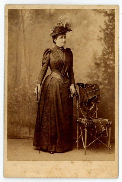 Kabinettphotographie mit eigenh. Widmung und U. verso.