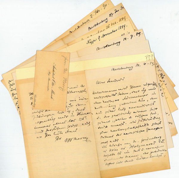 9 eigenh. Briefe, 3 eh. Postkarten und 1 eh. Visitenkarte, …