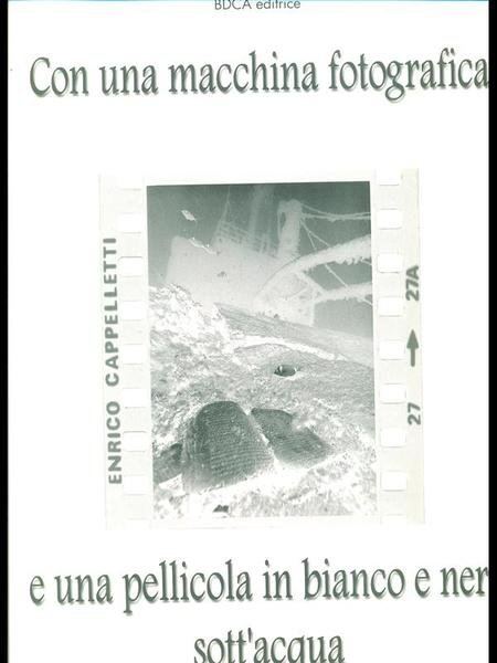 Con una macchina fotografica e una pellicola in bianco e …