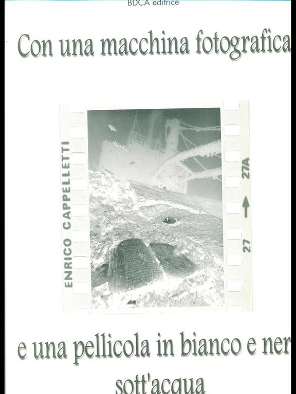 Con una macchina fotografica e una pellicola in bianco e …