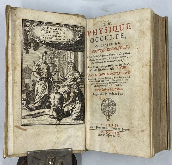 LA PHYSIQUE OCCULTE, OU TRAITÉ DE LA BAGUETTE DIVINATOIRE, et de son utilité pour la découverte des sources d’eau, des miniéres, des trésors caches, des voleurs et des meurtriers fugitifs. Avec des Principes qui expliquent les phénomènes les plus obscurs de la NATURE. Par M. L. L. De VALLEMONT Pr. D. en Tb. Augmentée en cette Edition, d’un Traité de la Connaissance de Causes Magnétiques, des Cures Sympathiques, des Transplantations et comment agissent les Philtres par un Curieux de la Nature. Augmentée de Plusieurs Pièces. A PARIS. Chez Jean Boudot, Rue St. Jacques. MDCCIX. [1709]