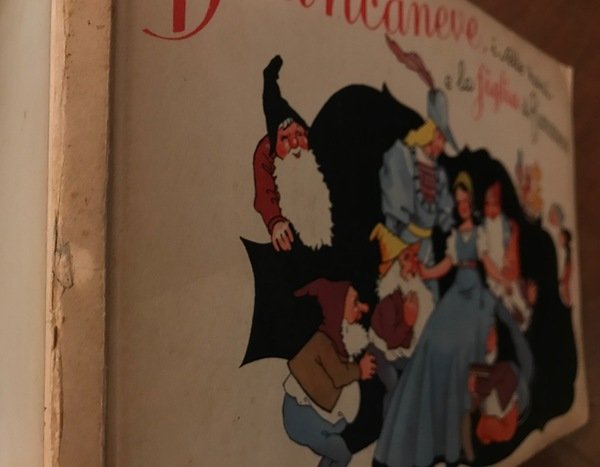 La storia di Biancaneve, i sette nani e la figlia …