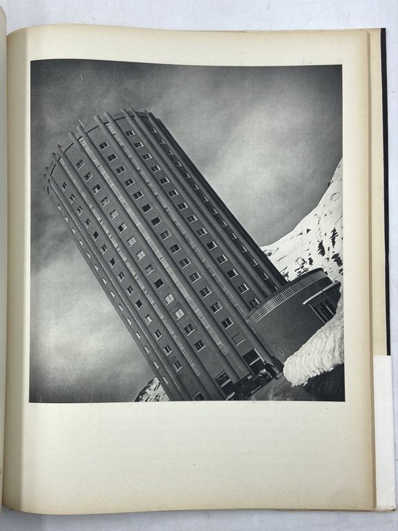 CENTO ISTANTANEE. IMMAGINI DI VITTORIO ZUMAGLINO TESTI DI MARZIANO BERNARDI.