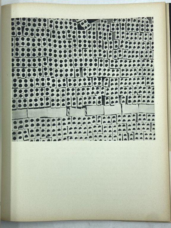 CENTO ISTANTANEE. IMMAGINI DI VITTORIO ZUMAGLINO TESTI DI MARZIANO BERNARDI.