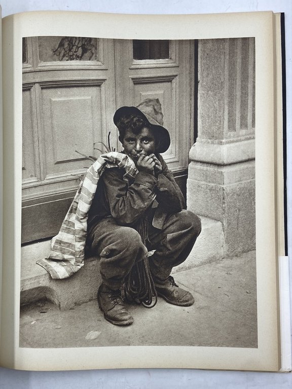 CENTO ISTANTANEE. IMMAGINI DI VITTORIO ZUMAGLINO TESTI DI MARZIANO BERNARDI.