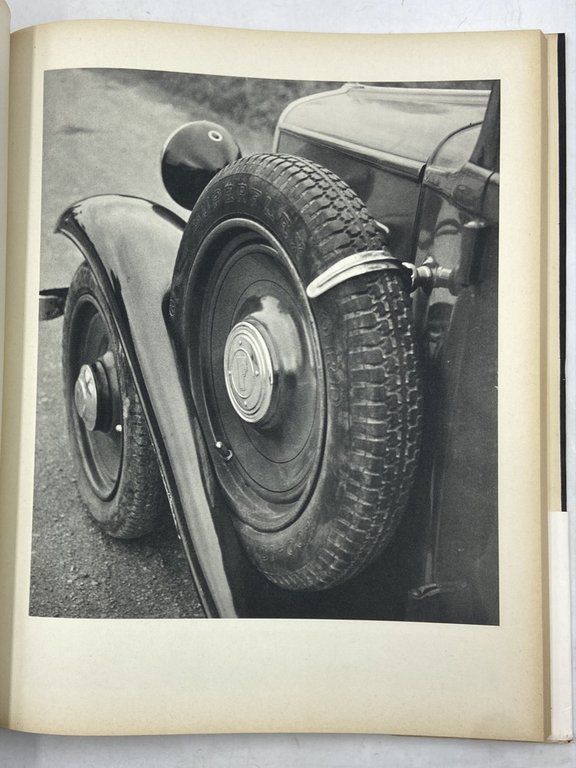 CENTO ISTANTANEE. IMMAGINI DI VITTORIO ZUMAGLINO TESTI DI MARZIANO BERNARDI.