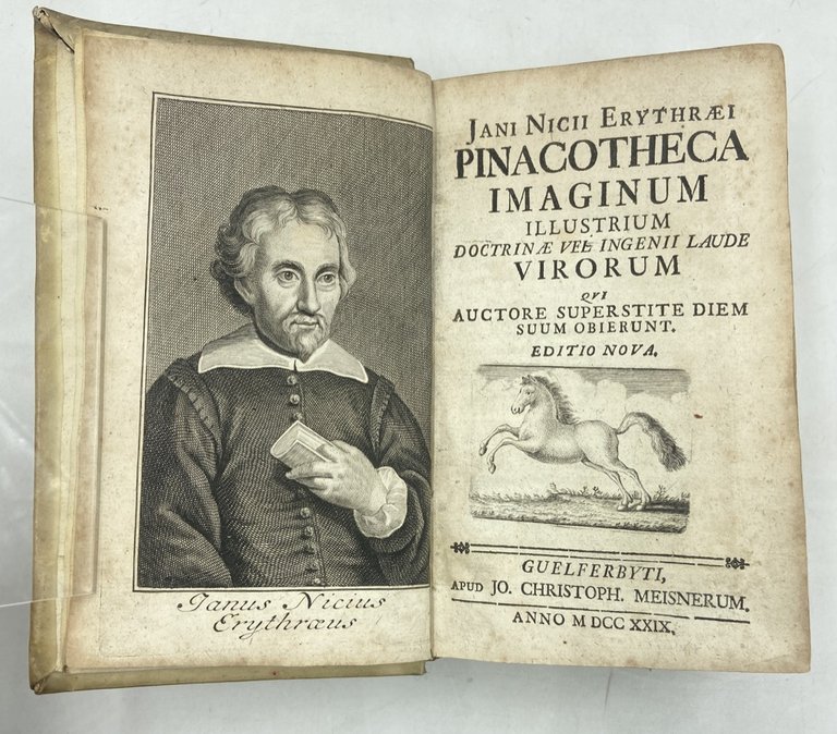 JANI NICII ERYTHRÆI PINACOTHECA IMAGINUM ILLUSTRIUM DOCTRINÆ VEL INGENII LAUDE VIRORUM QUI AUCTORE SUPERSTITE DIEM SUUM OBIERUNT. EDITIO NOVA. GUELFERBYTI, APUD JO. CHRISTOPH. MEISNERUM. ANNO MDCCXXIX.