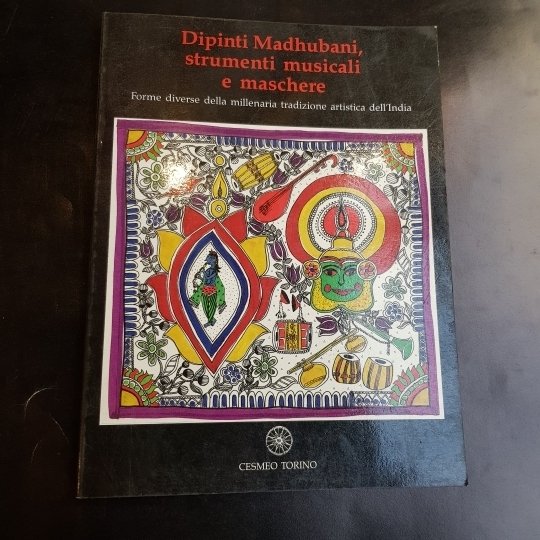 Dipinti Madhubani, strumenti musicali e maschere Forme diverse della millenaria …