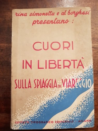 Cuori in libertà sulla spiaggia di Viareggio.