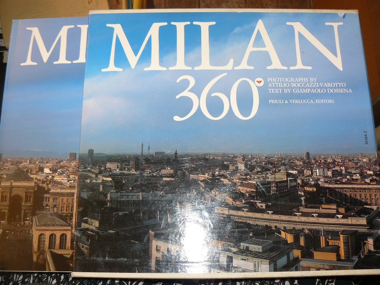 Milano 360°. Fotografie di Attilio Bozzazzi-Varozzo. Testo di Giampaolo Dossena. …