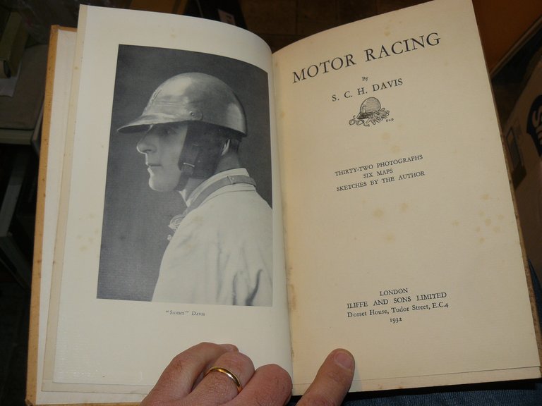 Motor Racing. Thirty-two photographs, six maps, sketches by the author.