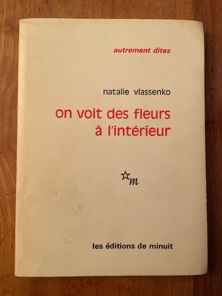 On voit des fleurs à l'intérieur