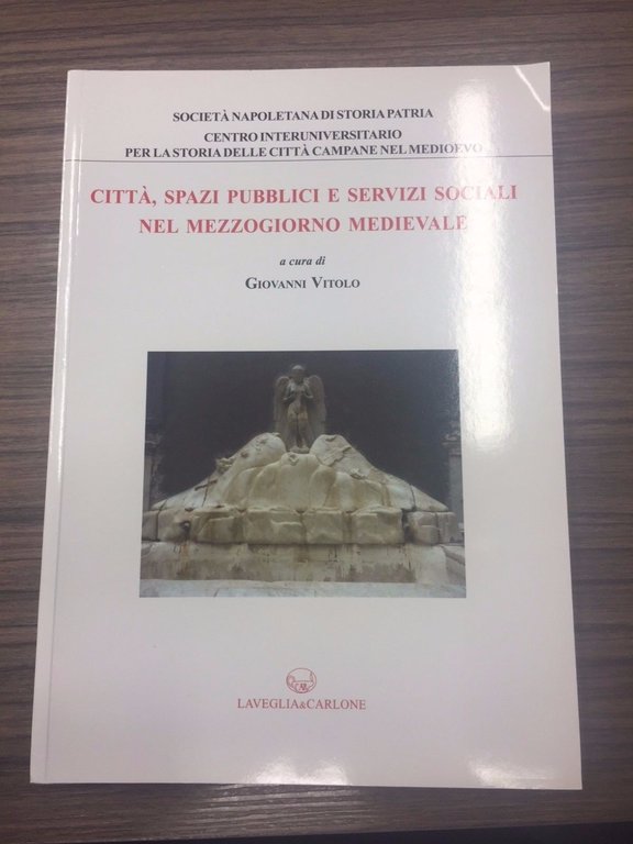 Città, spazi pubblici e servizi sociali nel mezzogiorno medievale