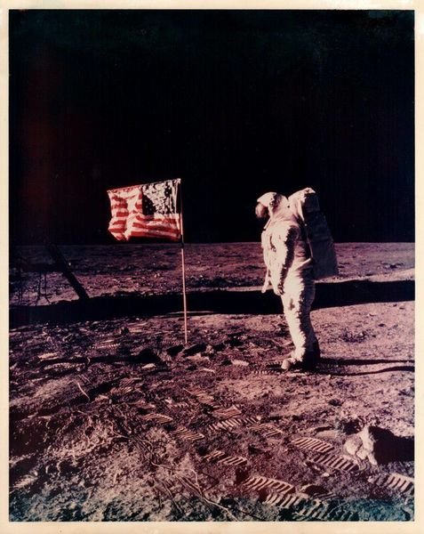 Photographie : Buzz Aldrin devant le drapeau américain [AS11-40-5875]