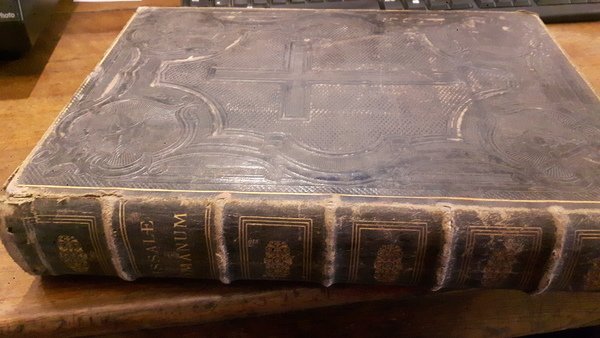 Missale romanum ex decreto sacrosancti concilii tridentini restitutum S. PII V pontificis maximi jussu editum clementis VIII et urbani VIII auctoritate recognitum Accuratissima editio novis missis ex indulto apostolico concessis aucta