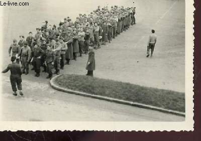 1 PHOTO ARGENTIQUE EN NOIR ET BLANC DENTELLEE - IMENSION : 7 X 10 Cm : ECOLE MILITAIRE MONT VALERIEN - PERIODE NOVEMBRE 1951 � AVRIL 1952 : "EN COLONNE! A LA GRAILLE".