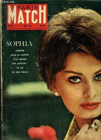 PARIS MATCH N° 583 - Marlène souriait soudain son manteau …