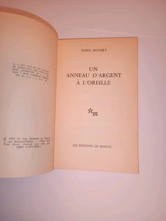 Un anneau d'argent à l'oreille