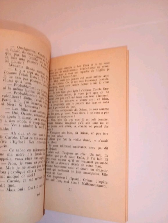 Un anneau d'argent à l'oreille