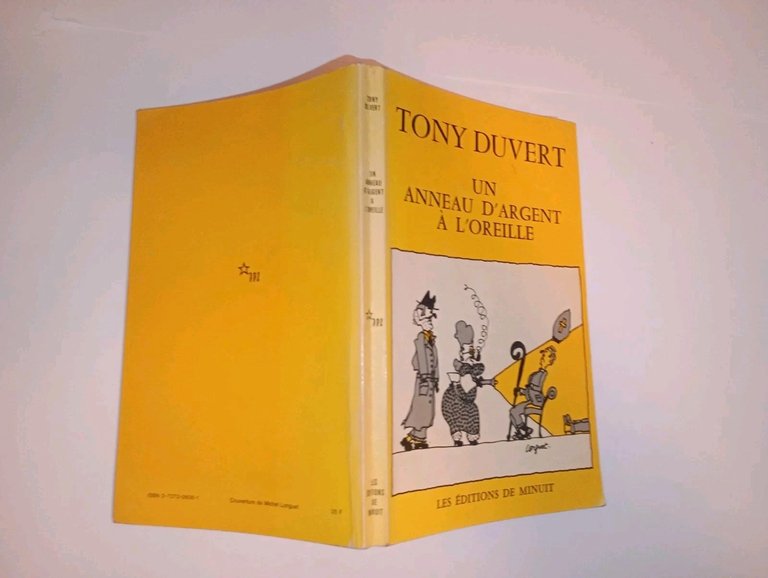 Un anneau d'argent à l'oreille