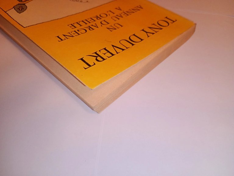 Un anneau d'argent à l'oreille