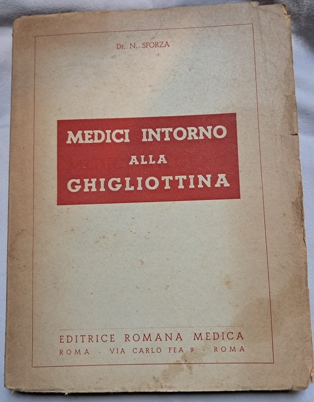 MEDICI INTORNO ALLA GHIGLIOTTINA