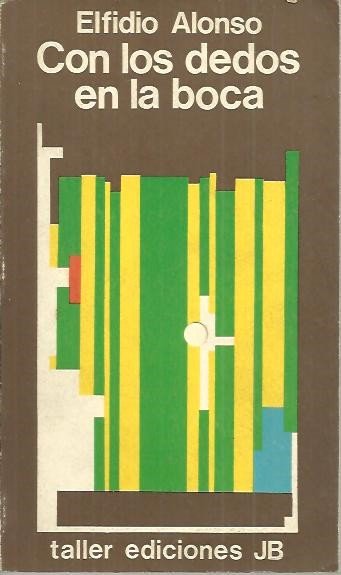 CON LOS DEDOS EN LA BOCA.