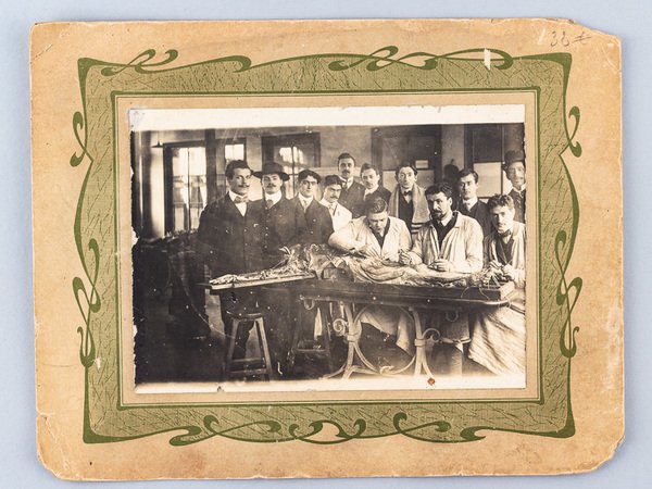 Photo originale d'une dissection par des étudiants en médecine, dont …