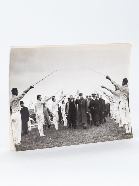 4 photos de presse réunissant le Maréchal Pétain et l'Amiral …
