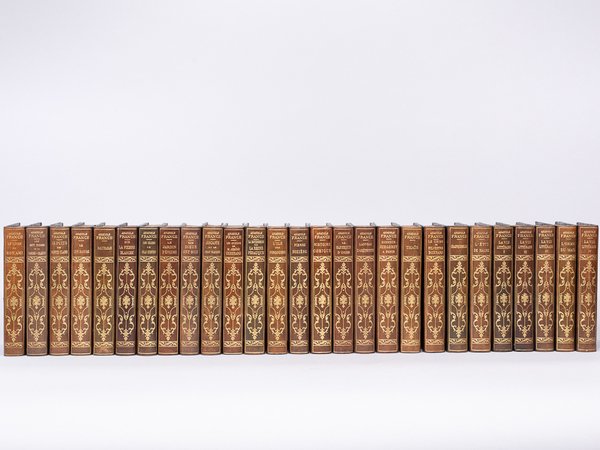 [ Ensemble de 27 volumes en reliure uniforme ] : Pierre Nozière ; Les Opinions de M. Jérôme Coignard ; Jocaste et le Chat Maigre ; Balthasar ; Le Puits de Sainte Claire ; Le Jardin d'Epicure ; Le Crime de Sylvestre Bonnard ; Thaïs ; Sur la Pierre Blanche ; Les Désirs de Jean Servien ; Le Lys rouge ; Les sept Femmes de Barbe-Bleue ; Le livre de mon ami ; L'étui de nacre ; Crainquebille, Putois, Riquet ; La Rôtisserie de la reine Pédauque ; L'Ile des Pingouins ; Histoire comique ; Les Dieux ont Soif ; Histoire Contemporaine (4 Tomes - Complet : L'Orme du Mail ; Le Mannequin d'Osier ; L'Anneau d'Améthyste ; Monsieur Bergeret à Paris) - La Vie Littéraire (4 Tomes - Complet)