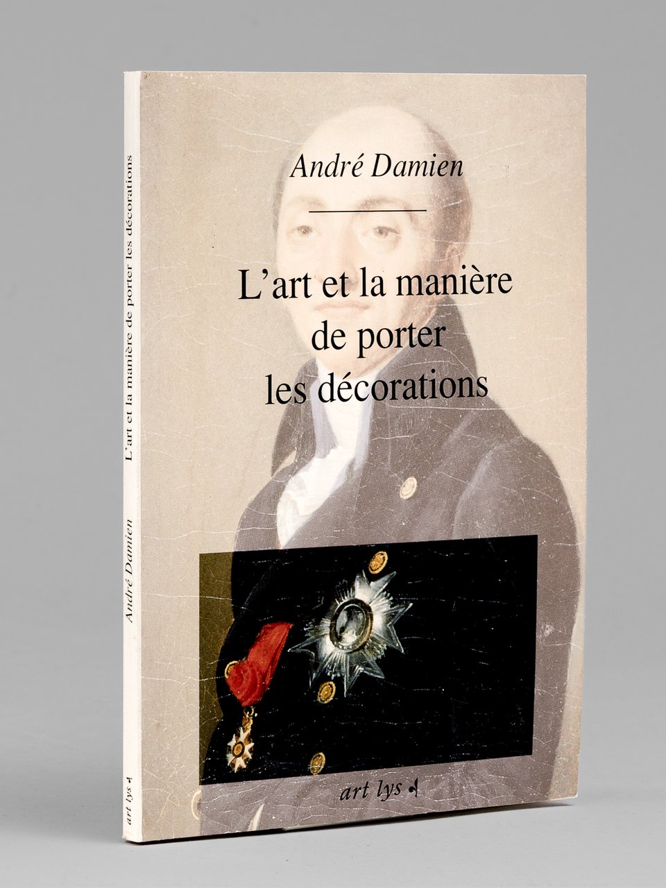 L'art et la manière de porter les décorations. [ Livre …