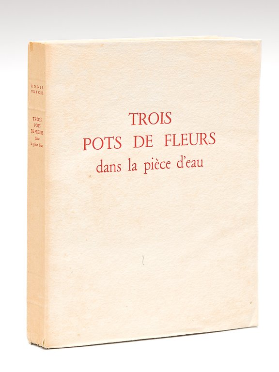 Trois Pots de Fleur dans la pièce d'eau