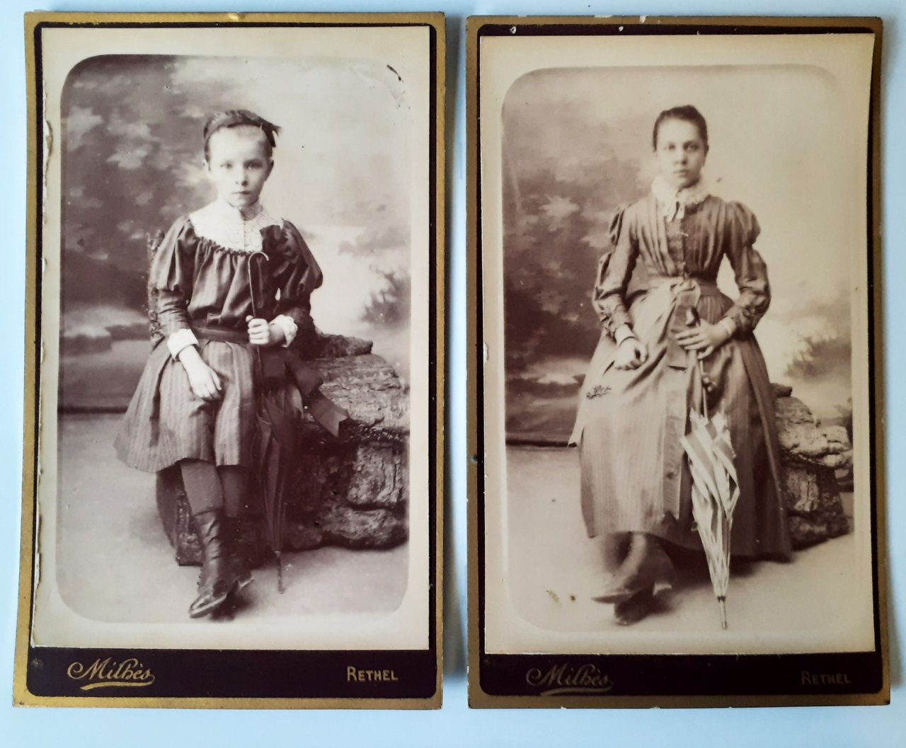 2 Carte da visite con posa identica - fotografo Milhés …